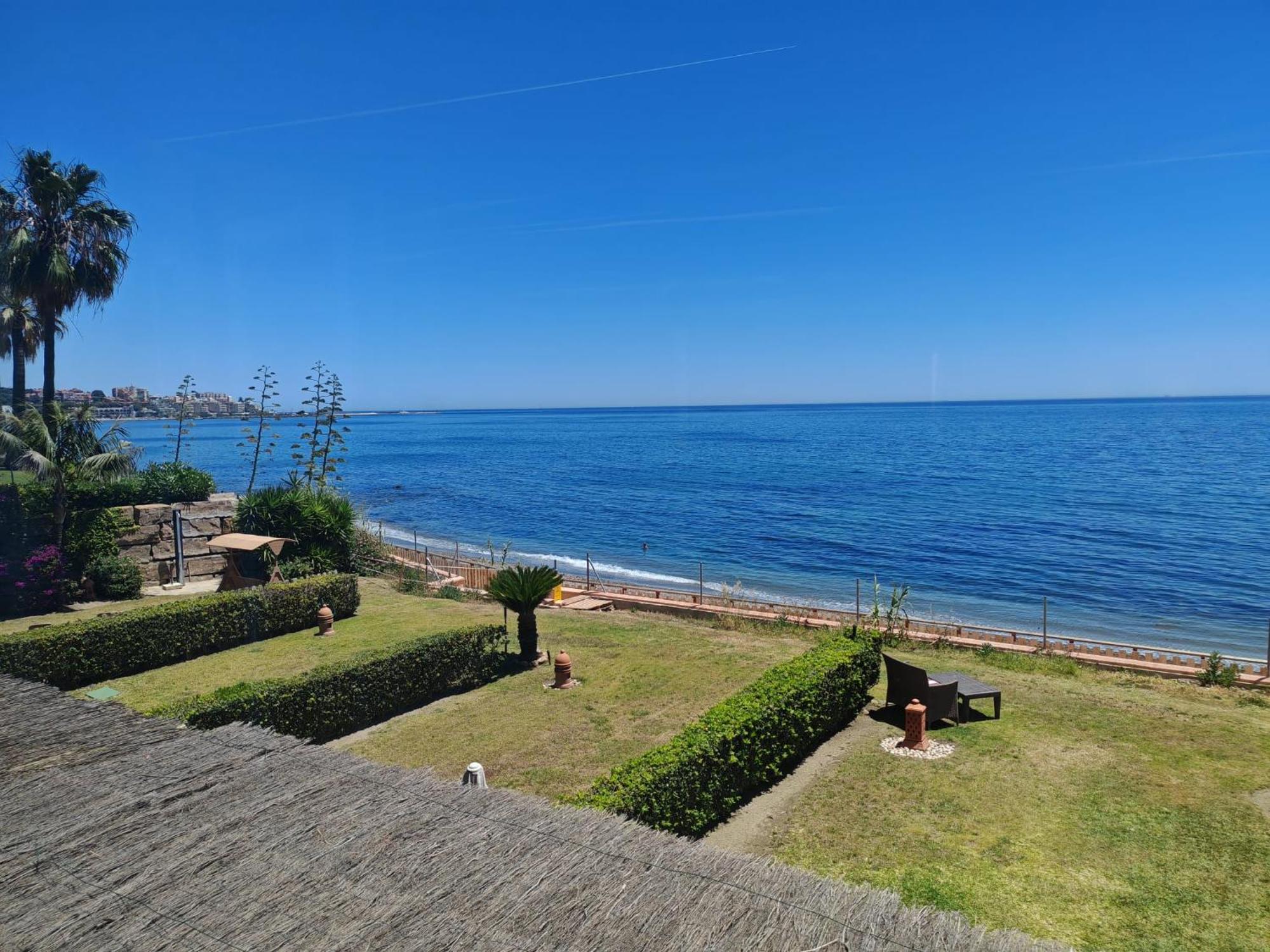 Beachfront Townhouse Estepona Exterior photo